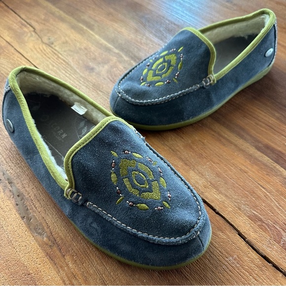 Acorn Slate Blue Green Embroidered Moccasin Loafer Slippers Suede Shearling 9.5 - Picture 1 of 14